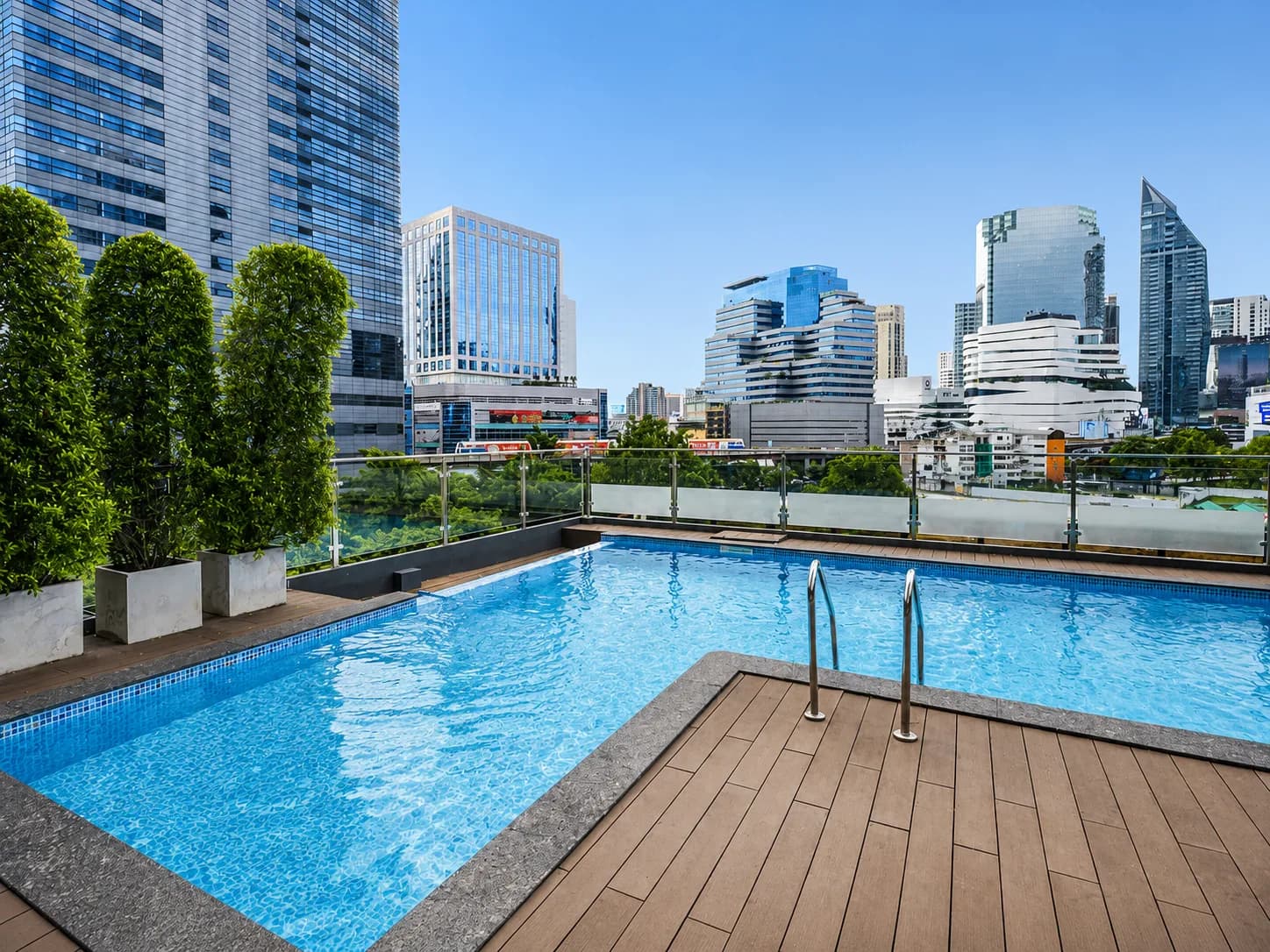 Arawana Regency Park Sukhumvit का छत का स्विमिंग पूल, हरियाली से घिरा और बैंकॉक के नज़ारे की ओर खुलता