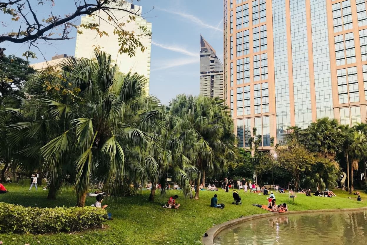 Benjasiri Park lake and skyline near Sukhumvit 22, Bangkok