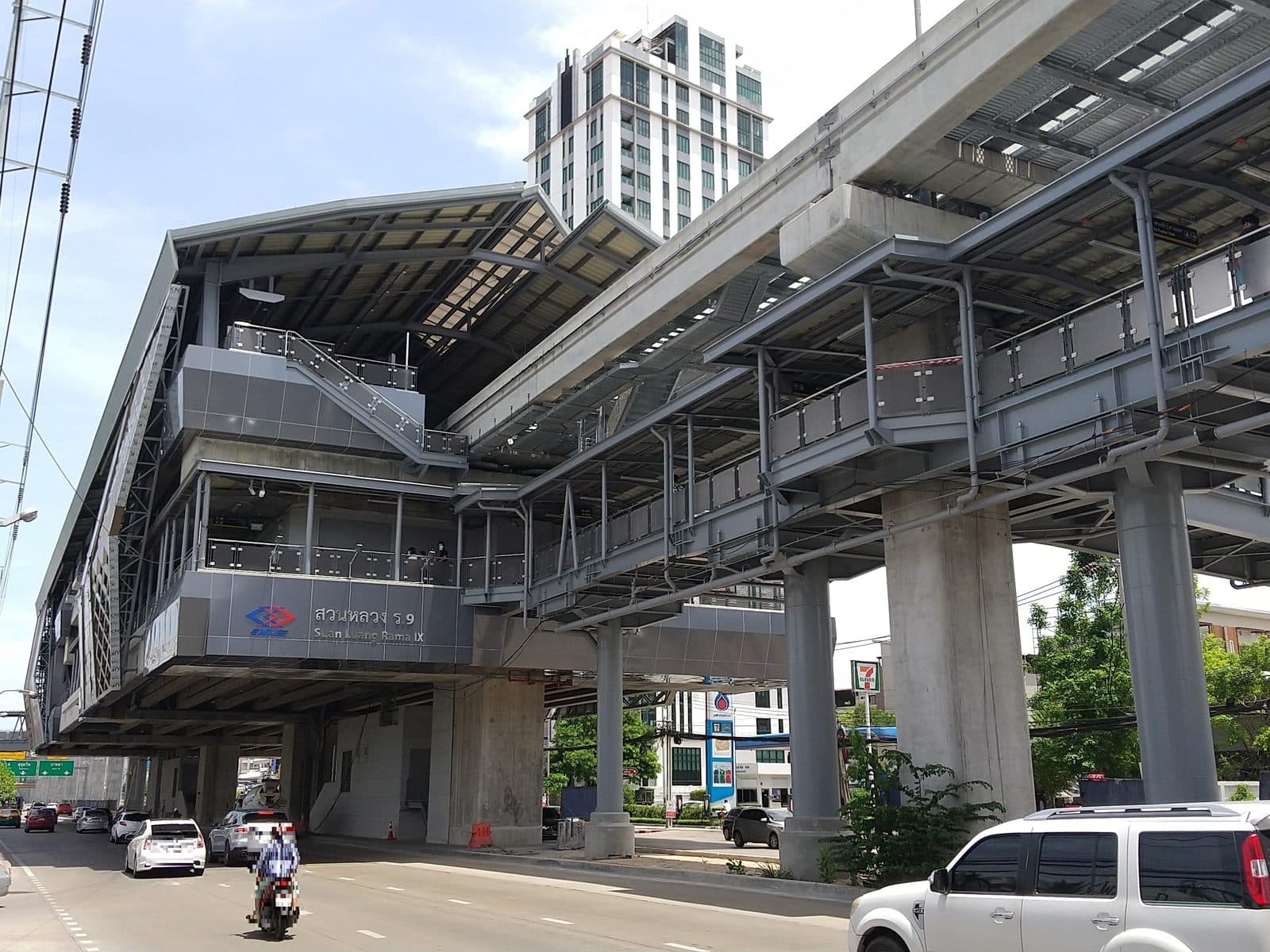 白天从诗娜卡琳路望去的 MRT 黄线 Suan Luang Rama 9 高架站