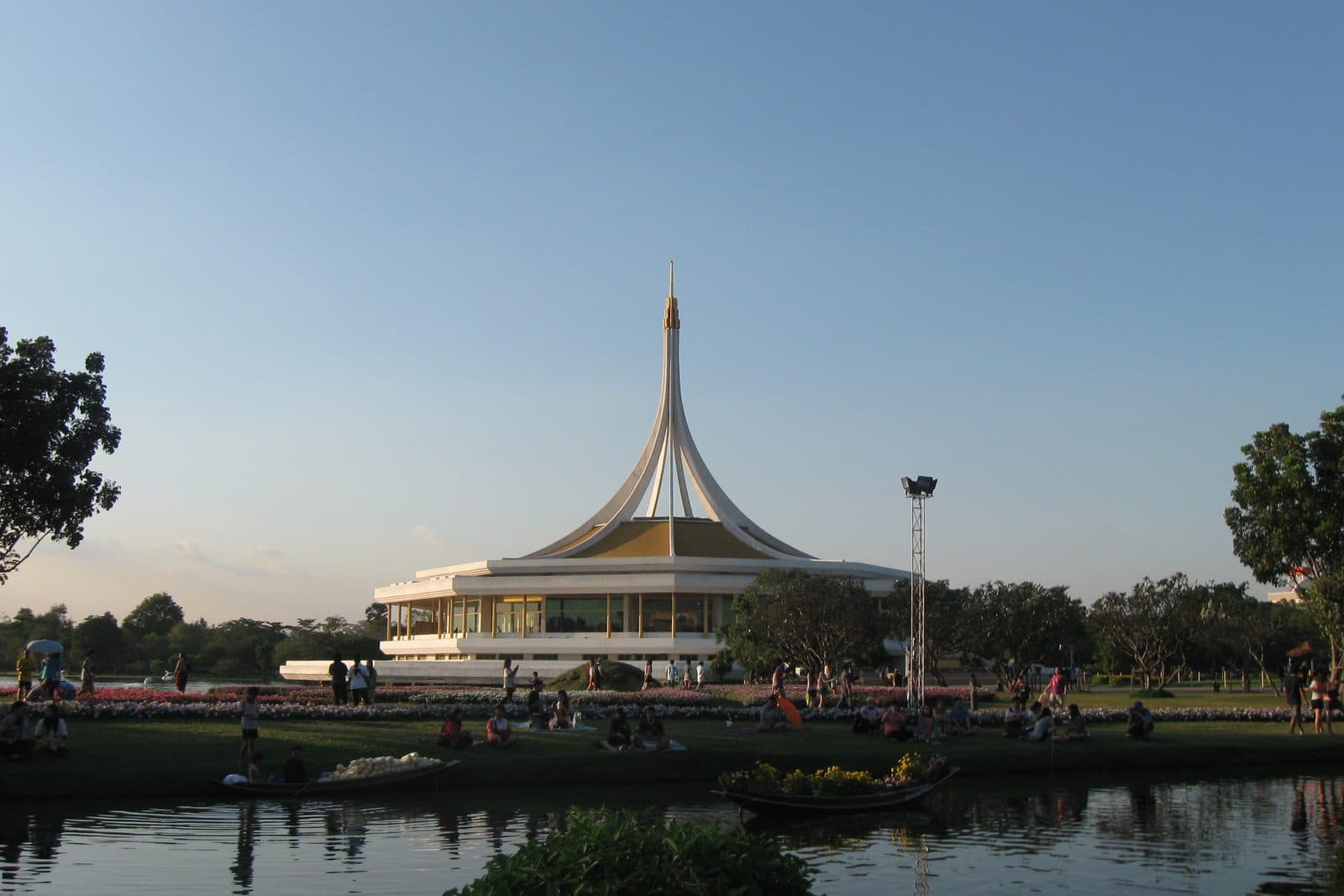 Suan Luang Rama IX Park 湖对岸的 Ratchamangkhala 亭