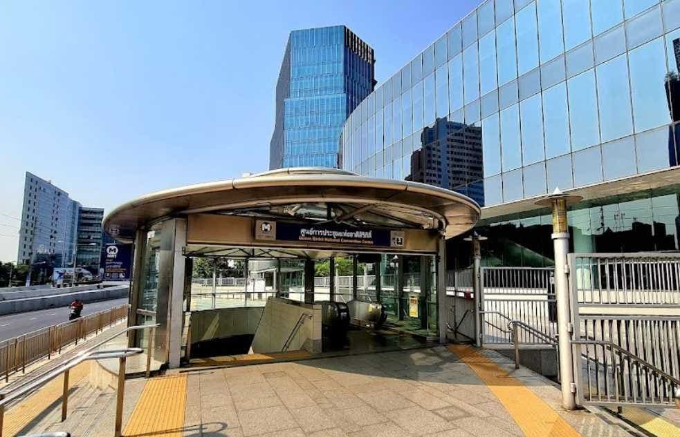 การเดินทางด้วยรถไฟใต้ดิน MRT