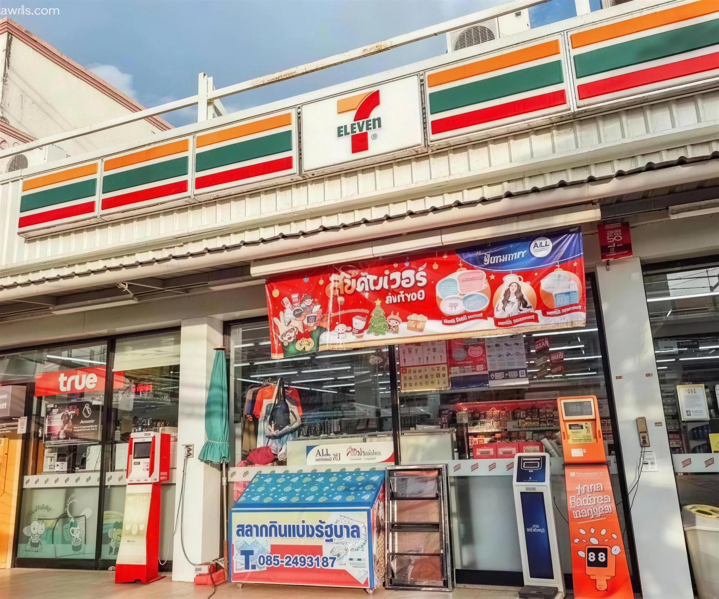 Arawana Regency Ratchada 下の通りにある、明るく灯った 7-Eleven の店先