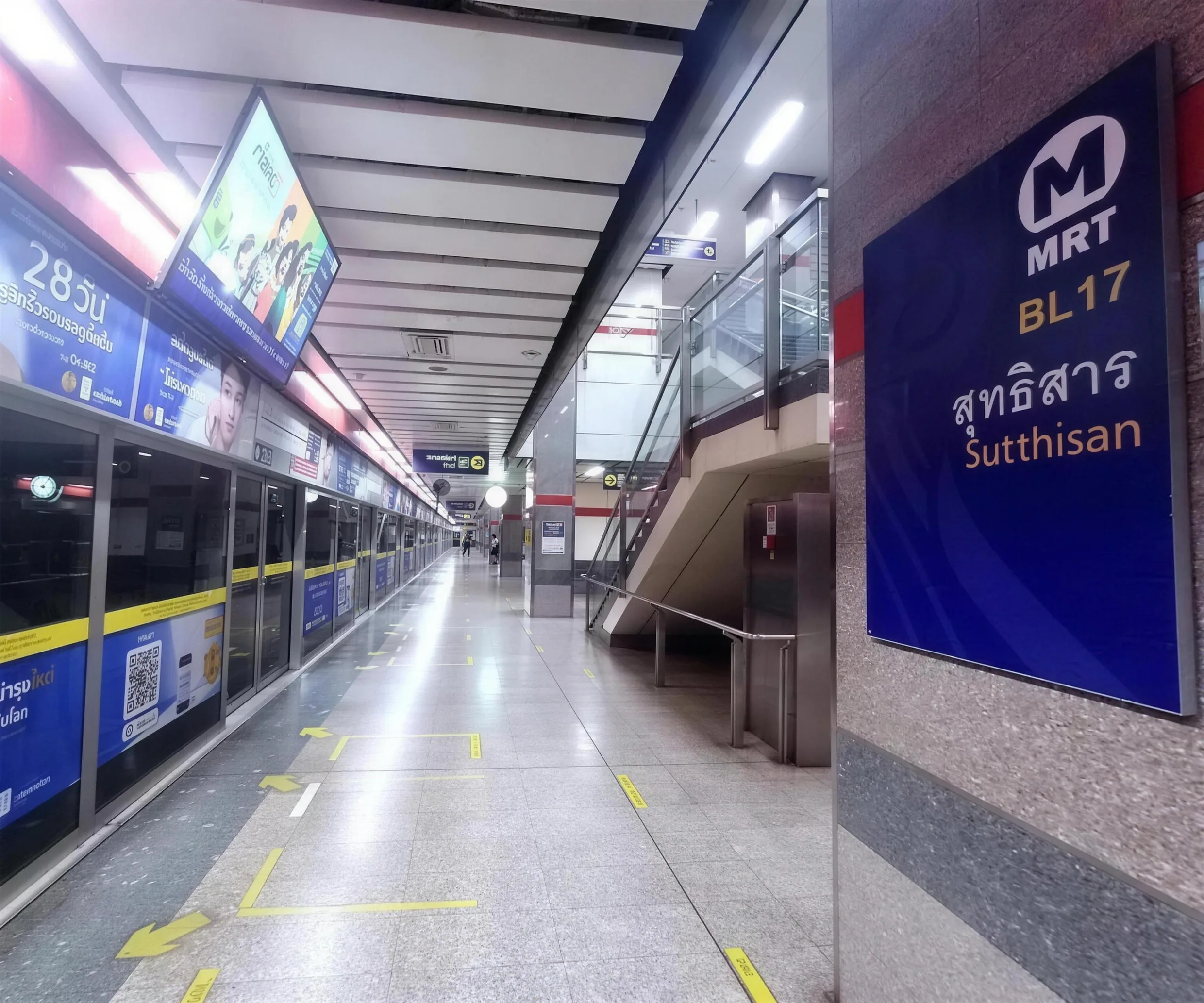 MRT Sutthisan 駅内のホームと BL17 Sutthisan の看板