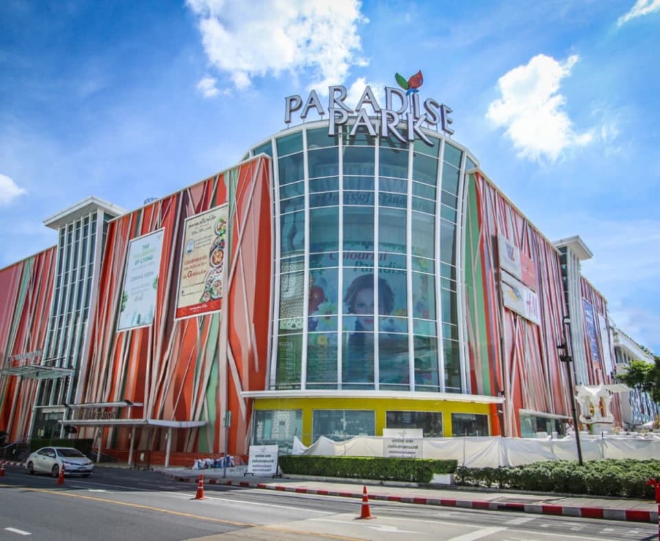 诗娜卡琳路上 Paradise Park 商场的橙白条纹外立面